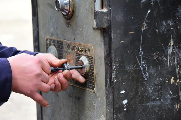 機械鎖保險柜開鎖