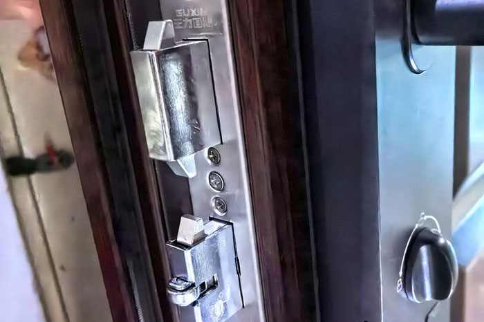 王力防盜門自彈鎖體鎖芯卡住了怎么辦